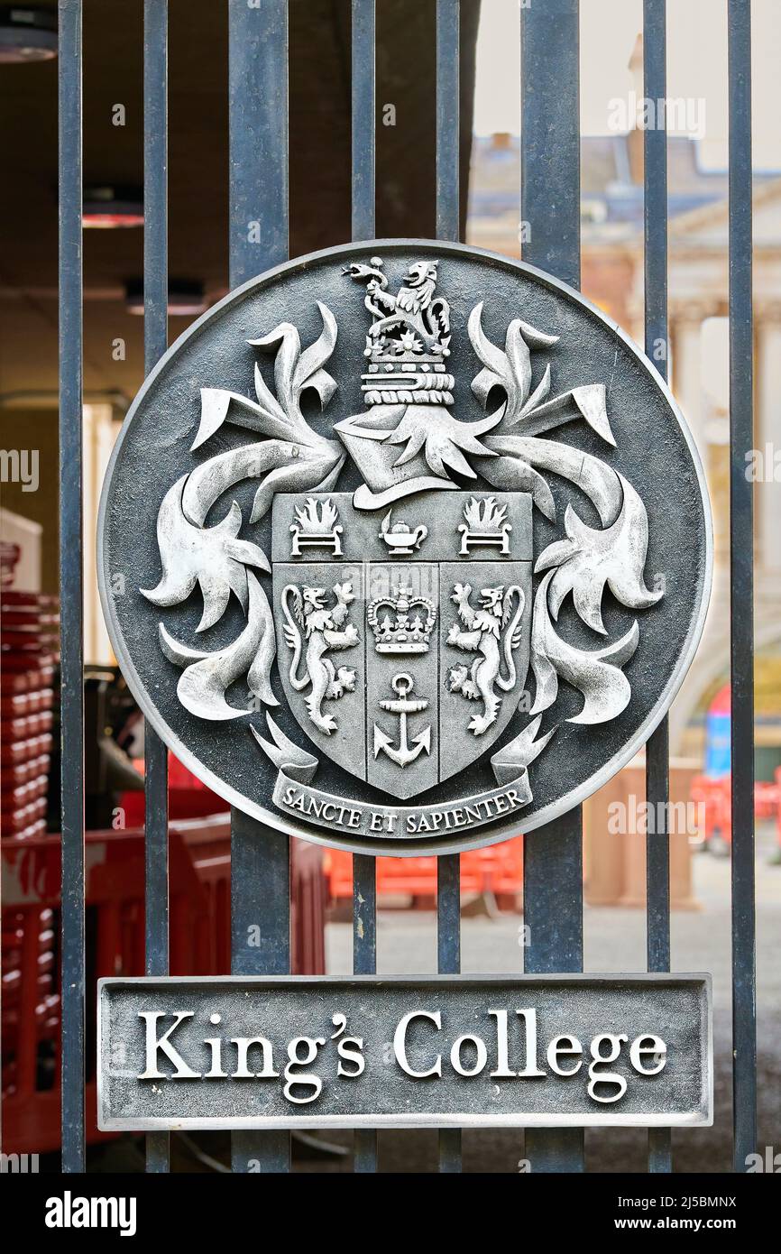 Emblème sur une porte du campus Strand du King's College, université de Londres, Angleterre, fondée en 1829 sous le règne du roi George IV Banque D'Images