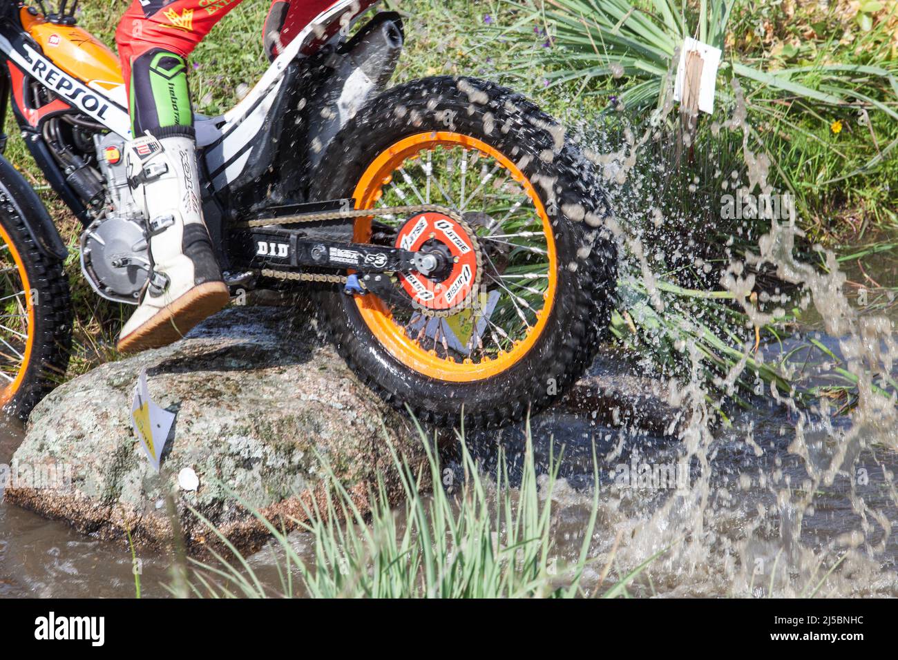 Merida, Espagne - 10th avril 2022 : épreuve moto Championnat d'Estrémadure. La roue arrière patine dans une crique Banque D'Images