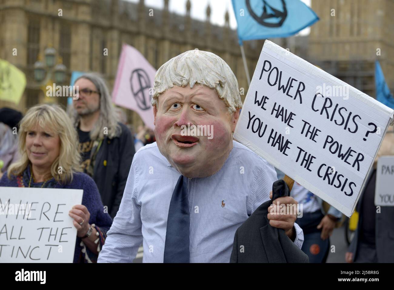 Boris Johnson caricatur se joint à l'extinction Marche de protestation de la rébellion sur le pont de Westminster contre l'utilisation des combustibles fossiles, 13th avril 2022 Banque D'Images
