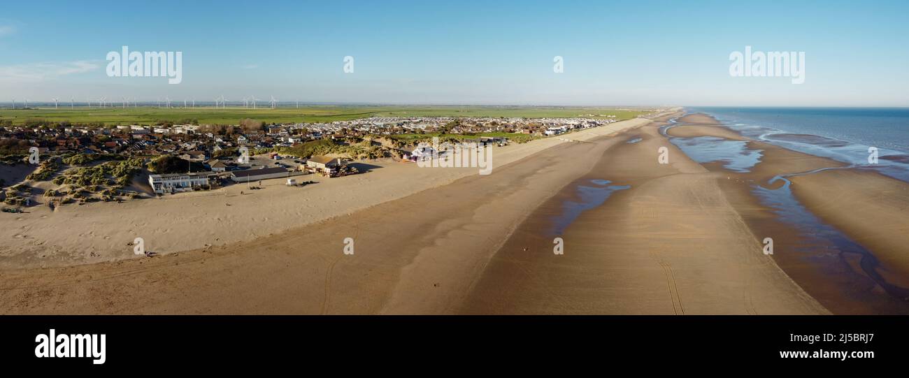 Drone aérien. Camber Sands dans East Sussex. Destination balnéaire populaire avec grande plage de sable et un lieu de surf en Angleterre. Banque D'Images
