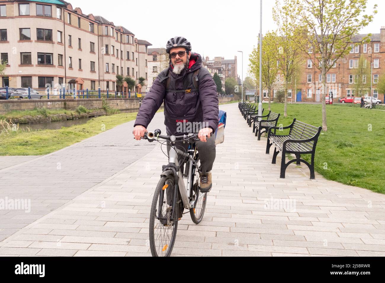 Les personnes qui font du vélo le long du canal Union à Édimbourg Banque D'Images