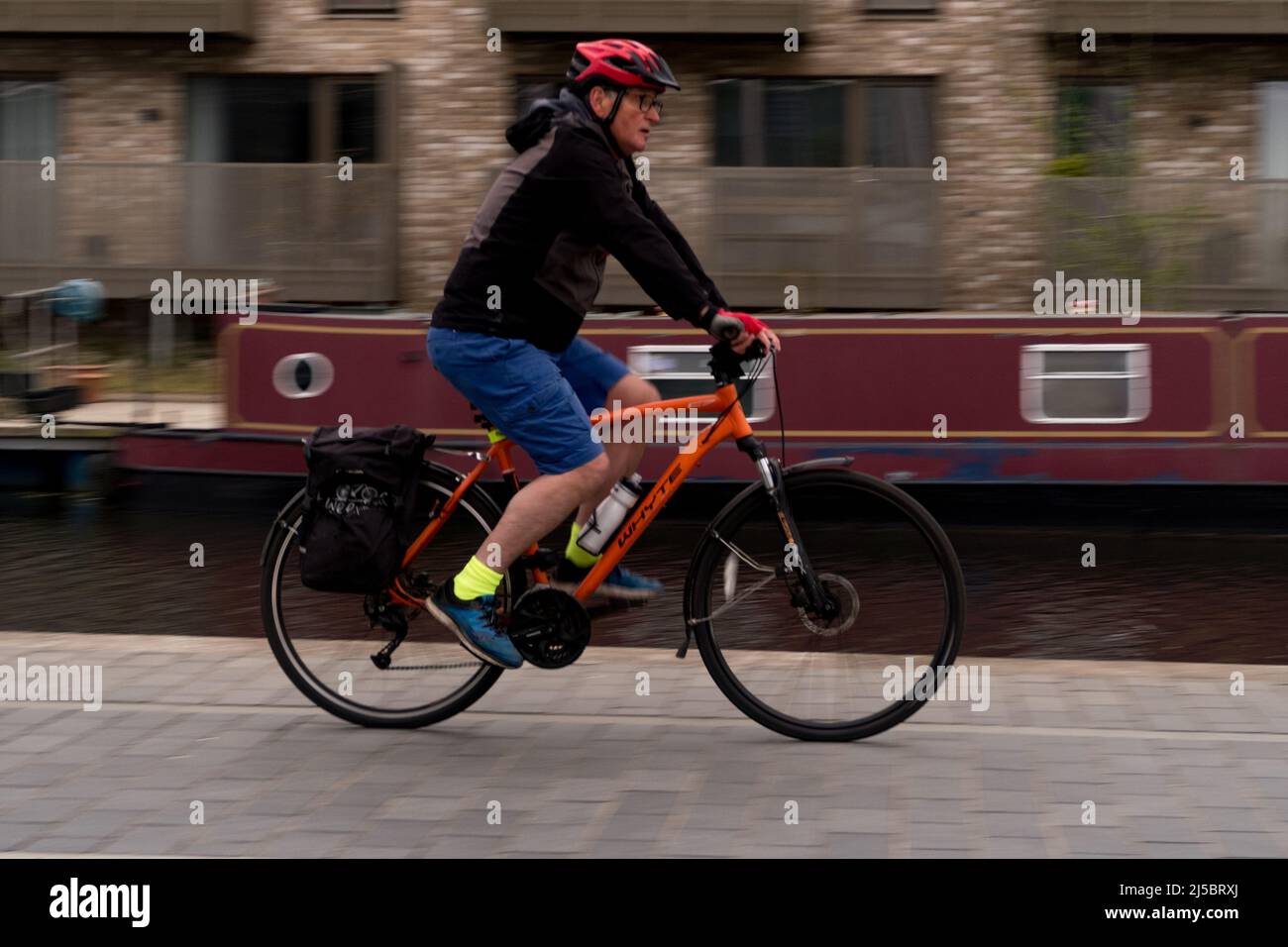 Les personnes qui font du vélo le long du canal Union à Édimbourg Banque D'Images