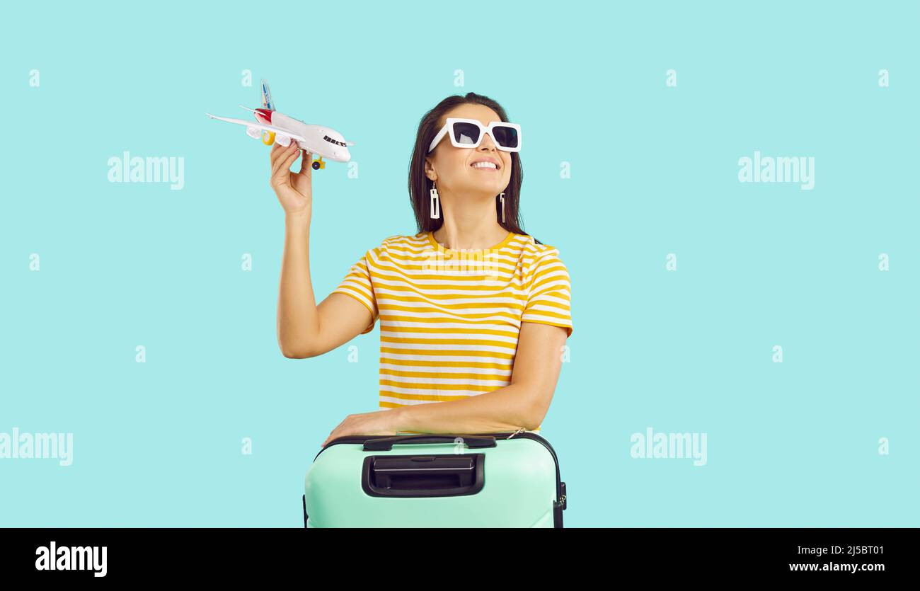 Bonne femme voyageur avec valise prête pour les vacances Banque D'Images