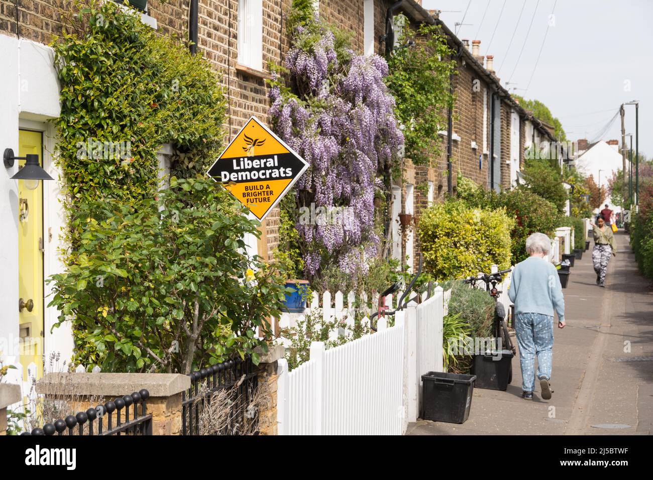 Votez les bannières politiques et les canulars du Parti électoral local du Parti libéral démocrate qui se sont envotés à Barnes, dans le sud-ouest de Londres, à Richmond upon Thames, à Londres, en Angleterre Banque D'Images