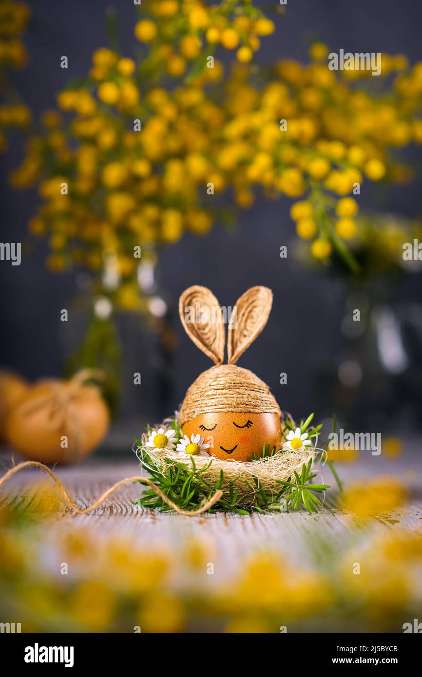 Œuf de lapin de Pâques. Œuf décoré de ficelle comme un lapin. Banque D'Images