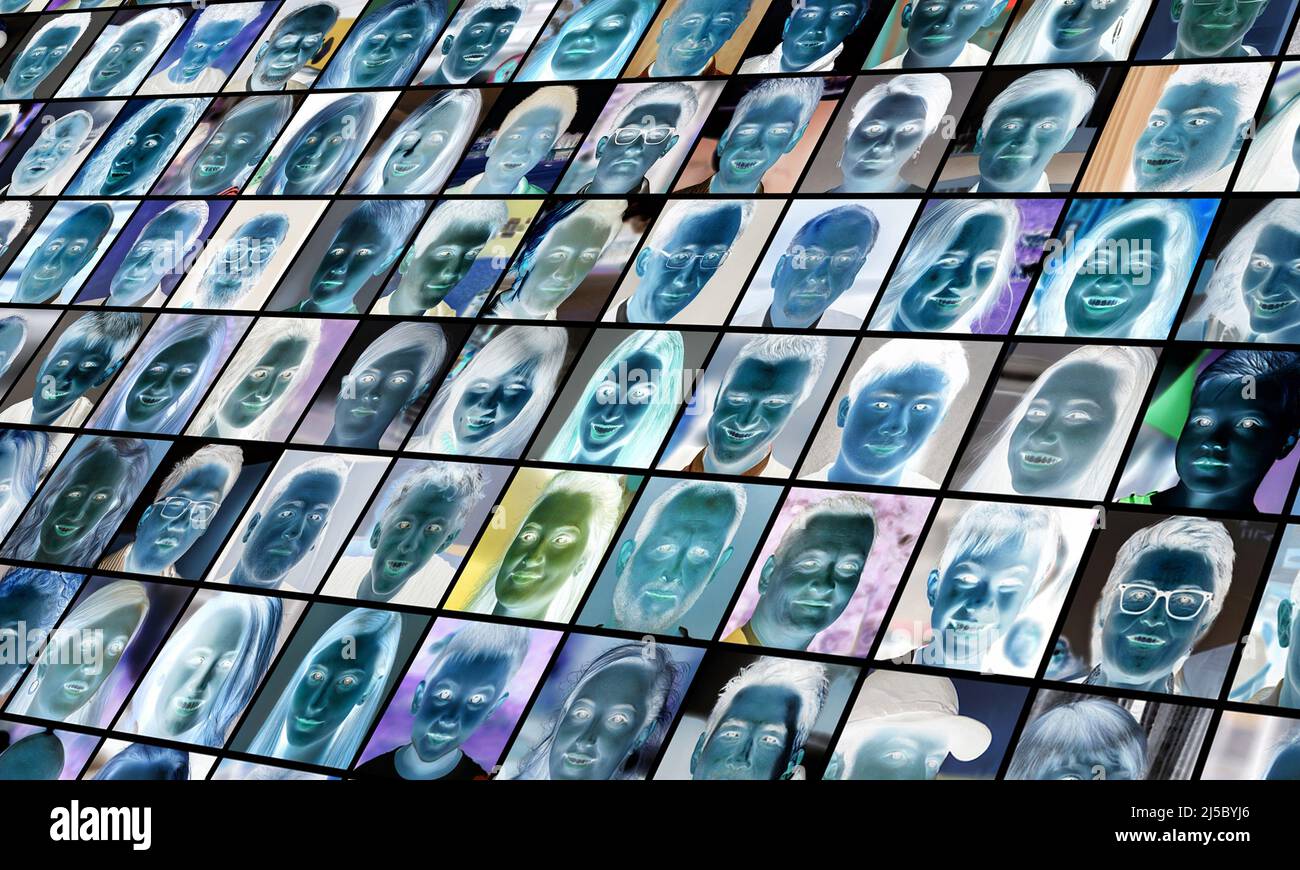 paroi en lamelle de visages de personnes en couleurs inversées Banque D'Images