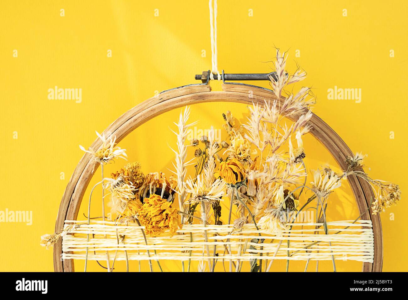 Décoration de fleurs séchées. Couronne de porte fleurie de fleurs jaunes sèches d'été. Banque D'Images