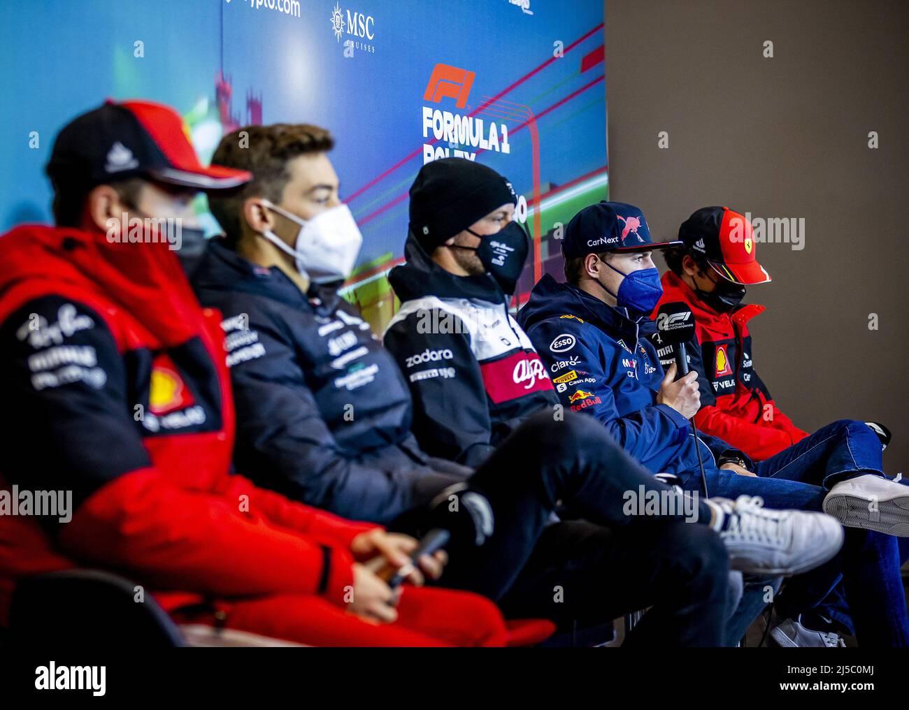 La Haye, pays-Bas. 22nd avril 2022. 22nd avril 2022. IMOLA - (VLNR) Charles Leclerc (Ferrari), George Russell (Mercedes), Valtteri Bottas (Alfa Romeo), Max Verstappen (Oracle Red Bull Racing) et Carlos Ferrari (Ferrari) lors de la conférence de presse précédant la F1 session d'entraînement 1st du Grand Prix d'Emilia Romagna à Autodromo Enzo e Dino. REMKO DE WAAL crédit: ANP/Alamy Live News crédit: ANP/Alamy Live News Banque D'Images