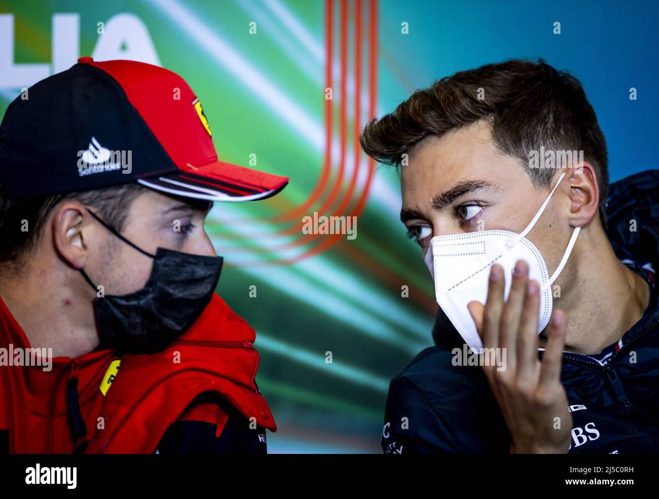 La Haye, pays-Bas. 22nd avril 2022. 22nd avril 2022. IMOLA - Charles Leclerc (Ferrari) et George Russell (Mercedes) lors de la conférence de presse précédant la session d'entraînement de 1st avant le Grand Prix Emilia Romagna F1 à Autodromo Enzo e Dino Ferrari. REMKO DE WAAL crédit: ANP/Alamy Live News crédit: ANP/Alamy Live News Banque D'Images