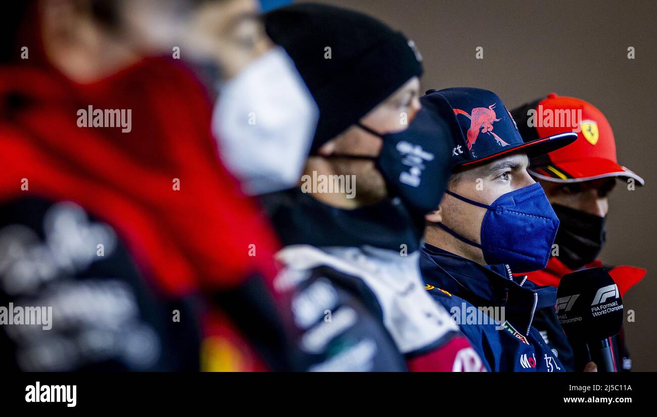 La Haye, pays-Bas. 22nd avril 2022. 22nd avril 2022. IMOLA - (VLNR) Charles Leclerc (Ferrari), George Russell (Mercedes), Valtteri Bottas (Alfa Romeo), Max Verstappen (Oracle Red Bull Racing) et Carlos Ferrari (Ferrari) lors de la conférence de presse précédant la F1 session d'entraînement 1st du Grand Prix d'Emilia Romagna à Autodromo Enzo e Dino. REMKO DE WAAL crédit: ANP/Alamy Live News crédit: ANP/Alamy Live News Banque D'Images