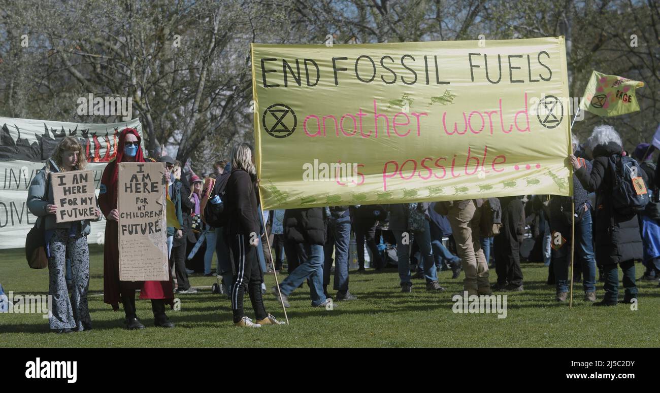 Londres, Royaume-Uni - 04 09 2022: Les manifestants pour le climat lors d'une extinction manifestation de la rébellion tenue d'une bannière, «End Fossil Fuels, Another World is possible…». Banque D'Images