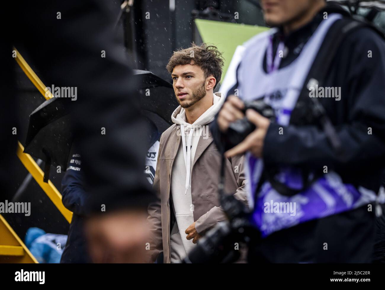 La Haye, pays-Bas. 22nd avril 2022. 22nd avril 2022. IMOLA - Pierre Gasly (AlphaTauri) arrivant sur la piste avant la séance d'entraînement libre 1st du Grand Prix Emilia Romagna F1 à l'Autodromo Enzo e Ferrari Dino. REMKO DE WAAL crédit: ANP/Alamy Live News crédit: ANP/Alamy Live News Banque D'Images