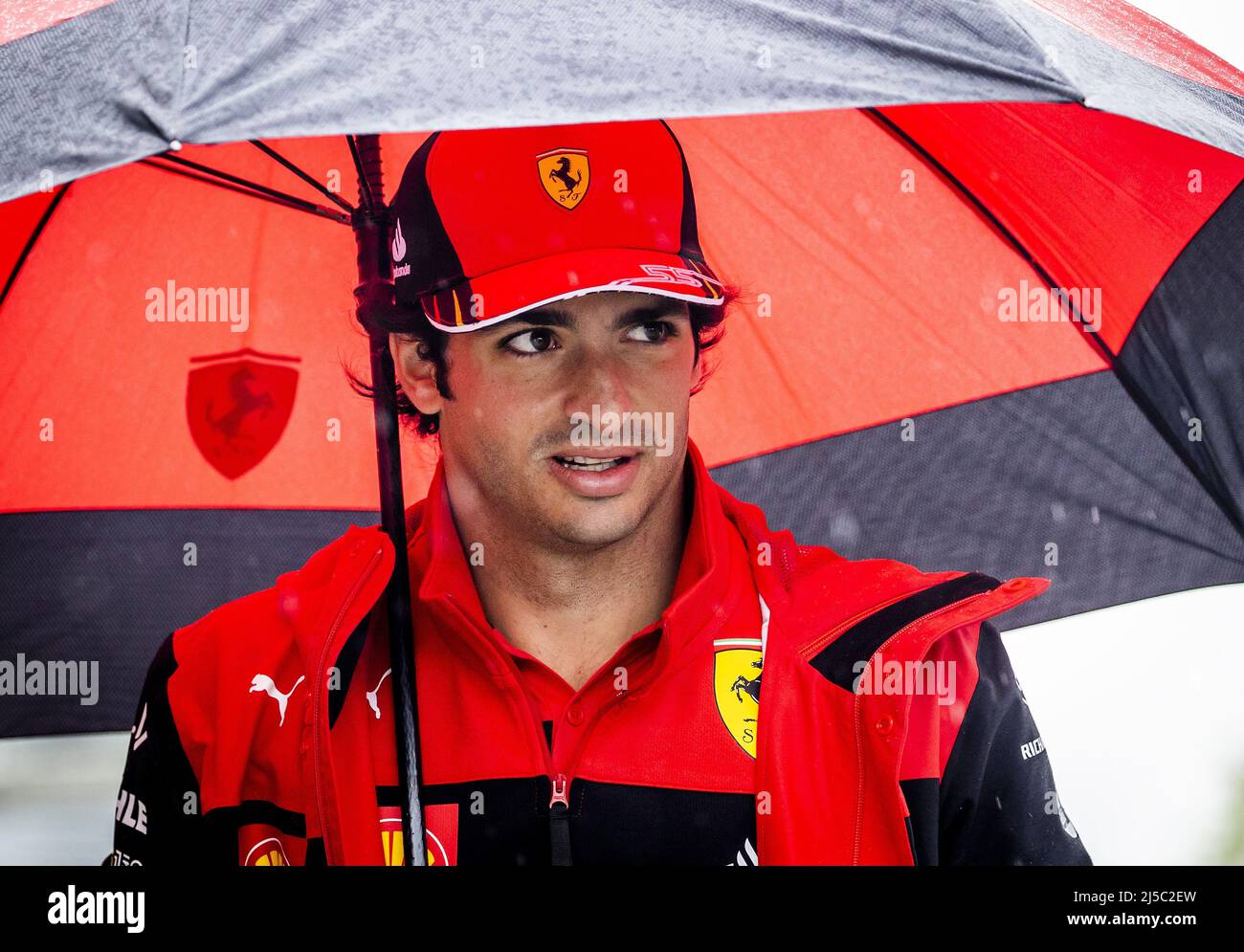 La Haye, pays-Bas. 22nd avril 2022. 22nd avril 2022. IMOLA - Carlos Sainz (Ferrari) arrivant sur la piste avant la séance d'entraînement libre 1st du Grand Prix Emilia Romagna F1 à Autodromo Enzo e Dino Ferrari. REMKO DE WAAL crédit: ANP/Alamy Live News crédit: ANP/Alamy Live News Banque D'Images