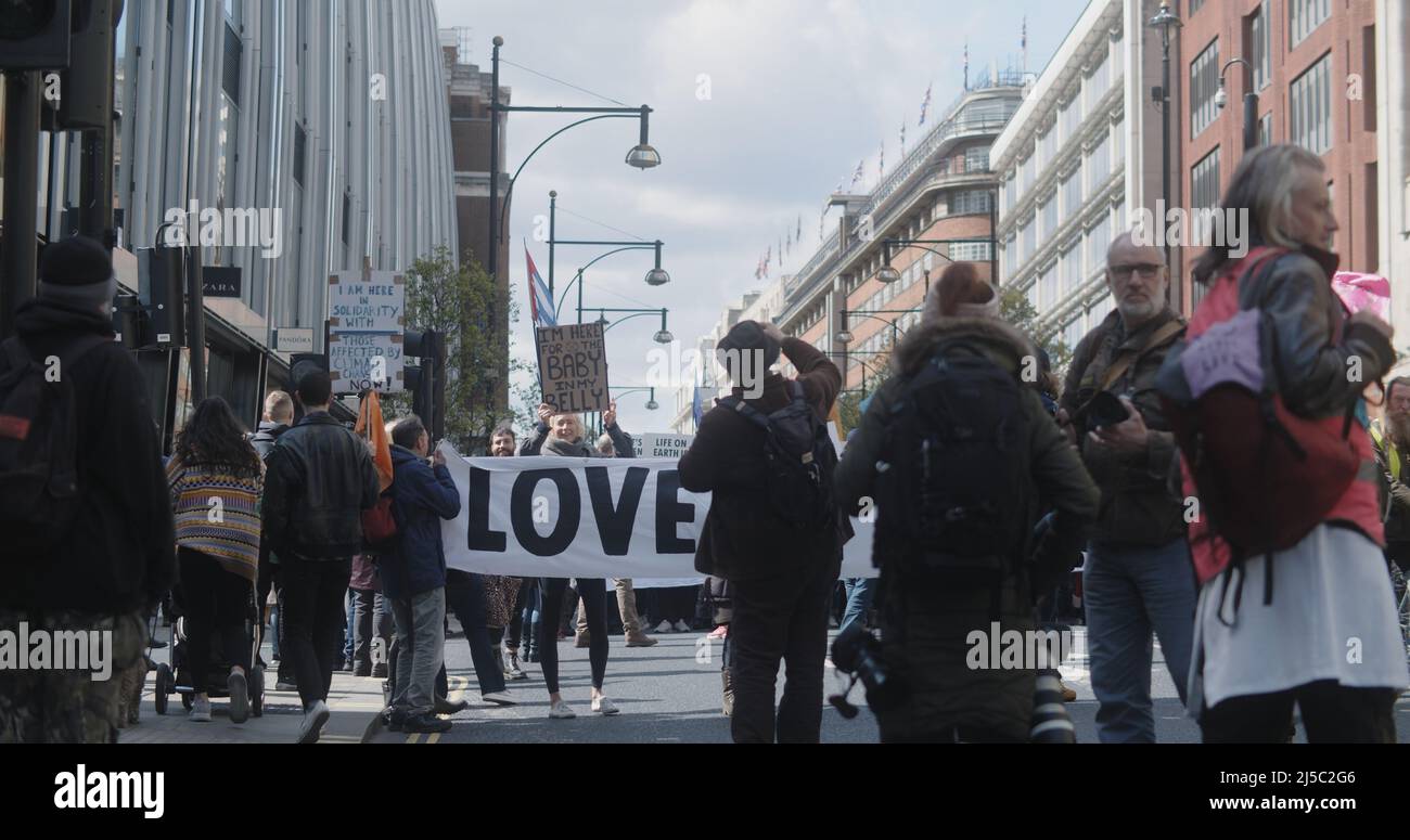 Londres, Royaume-Uni - 04 09 2022 : manifestations contre le climat, rébellion contre l'extinction, tenue d'une bannière a bloquant Oxford Street, pour une manifestation contre le climat. Banque D'Images