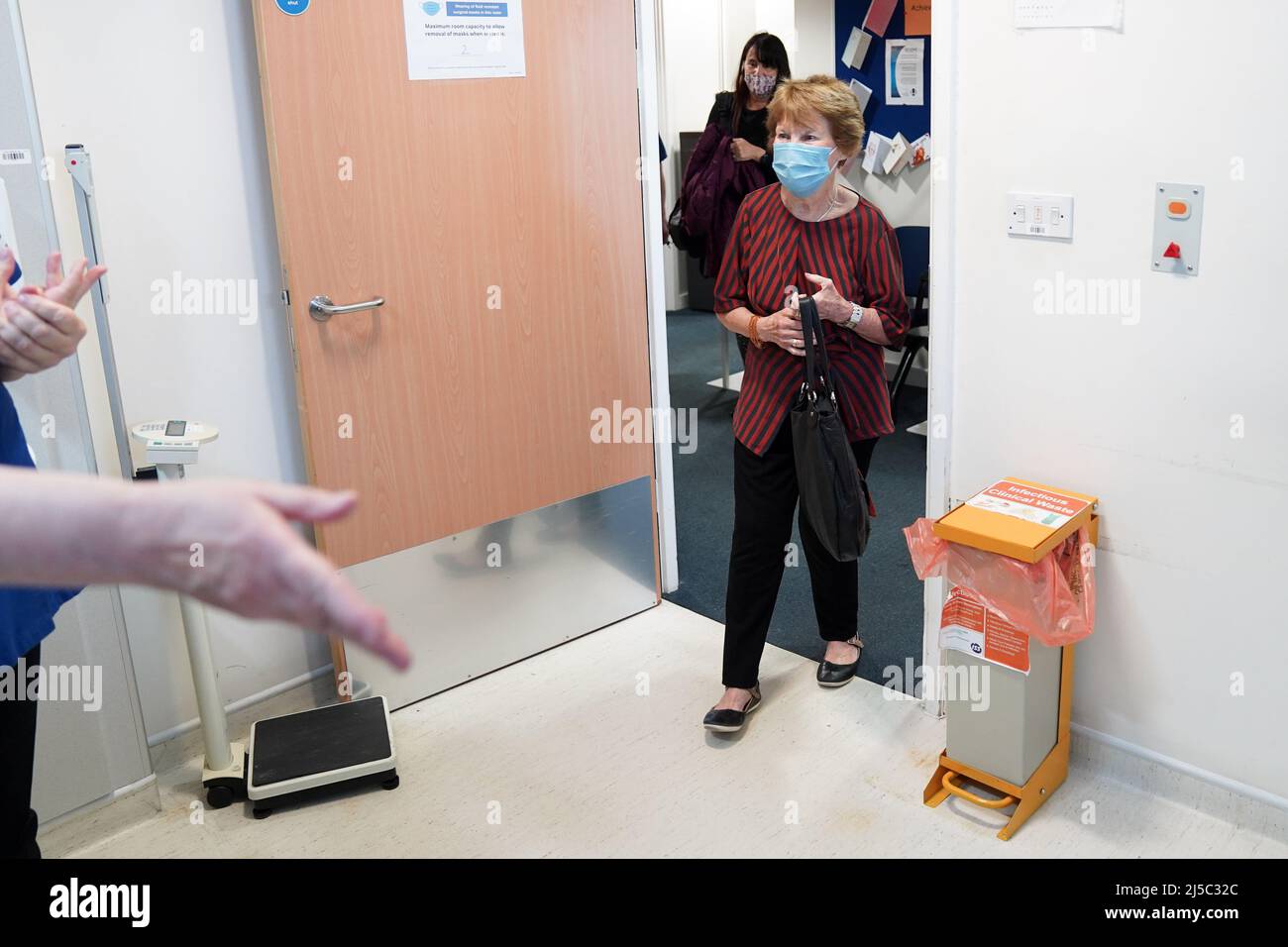 Margaret Keenan, 91 ans, arrive pour recevoir sa balle de rappel Covid-19 de printemps à l'hôpital universitaire de Coventry. Mme Keenan, connue sous le nom de Maggie, a été la première patiente du Royaume-Uni à recevoir le vaccin Pfizer/BioNtech Covid-19. Date de la photo: Vendredi 22 avril 2022. Banque D'Images
