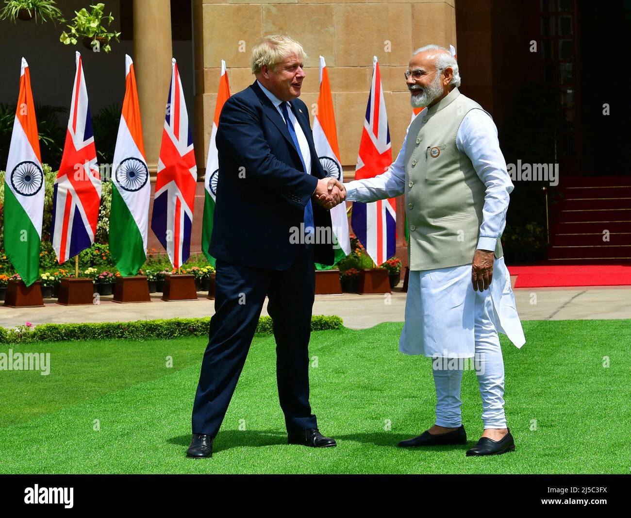 New Delhi, Inde. Le Premier ministre indien Narendra Modi et le Premier ministre britannique Boris Johnson avant leur réunion à la Maison Hyderabad à New Delhi le 22 avril 2022. Credit: PRASOU/Alamy Live News Banque D'Images