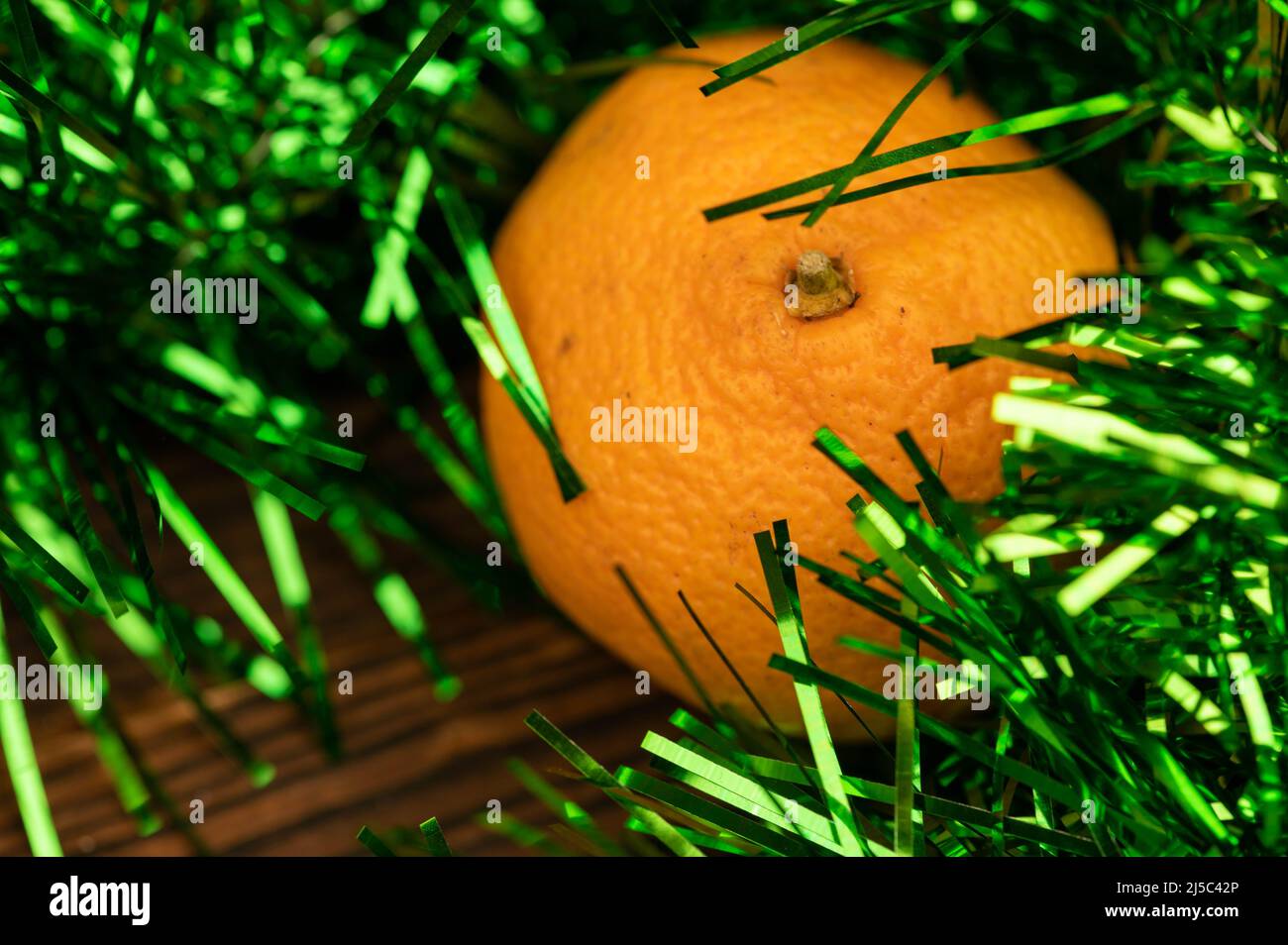 Décorations de Noël et nouvel an de la table de fête avec mandarines, guirlande et boules de Noël.Gros plan, mise au point sélective Banque D'Images