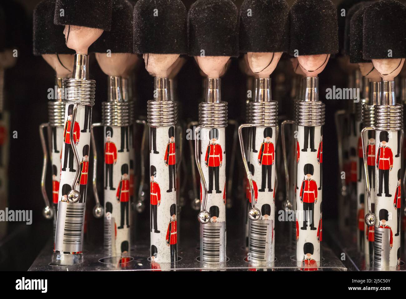 Des stylos de soldat de la garde de la reine sont exposés dans une boutique hors taxes de l'aéroport de Londres Heathrow Banque D'Images