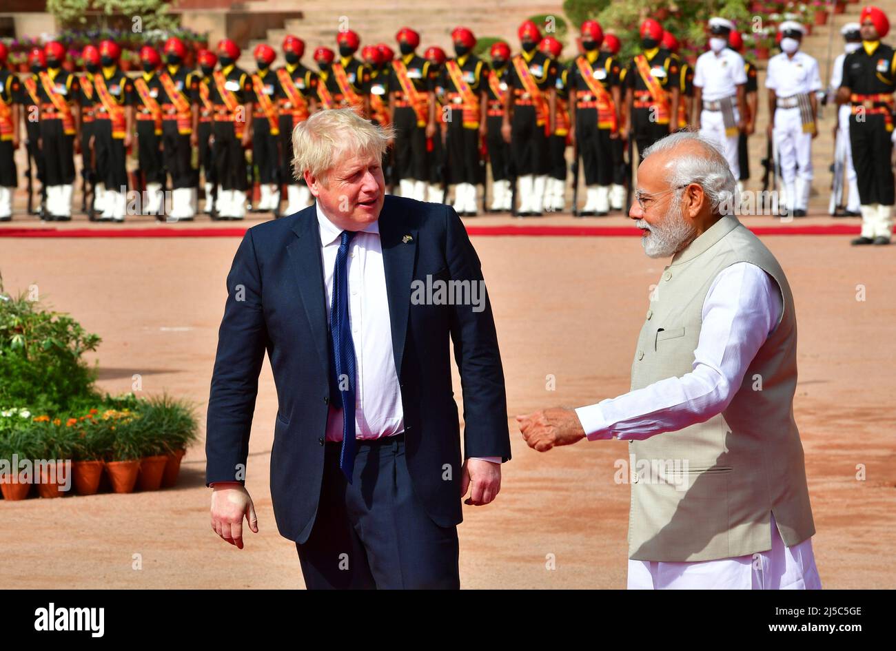 New Delhi, Inde. 22nd avril 2022. Le Premier ministre britannique Boris Johnson avec le Premier ministre indien Narendra Modi au palais présidentiel indien Rashtrapati Bhavan à New Delhi lors d'une réception cérémonielle. Credit: PRASOU/Alamy Live News Banque D'Images