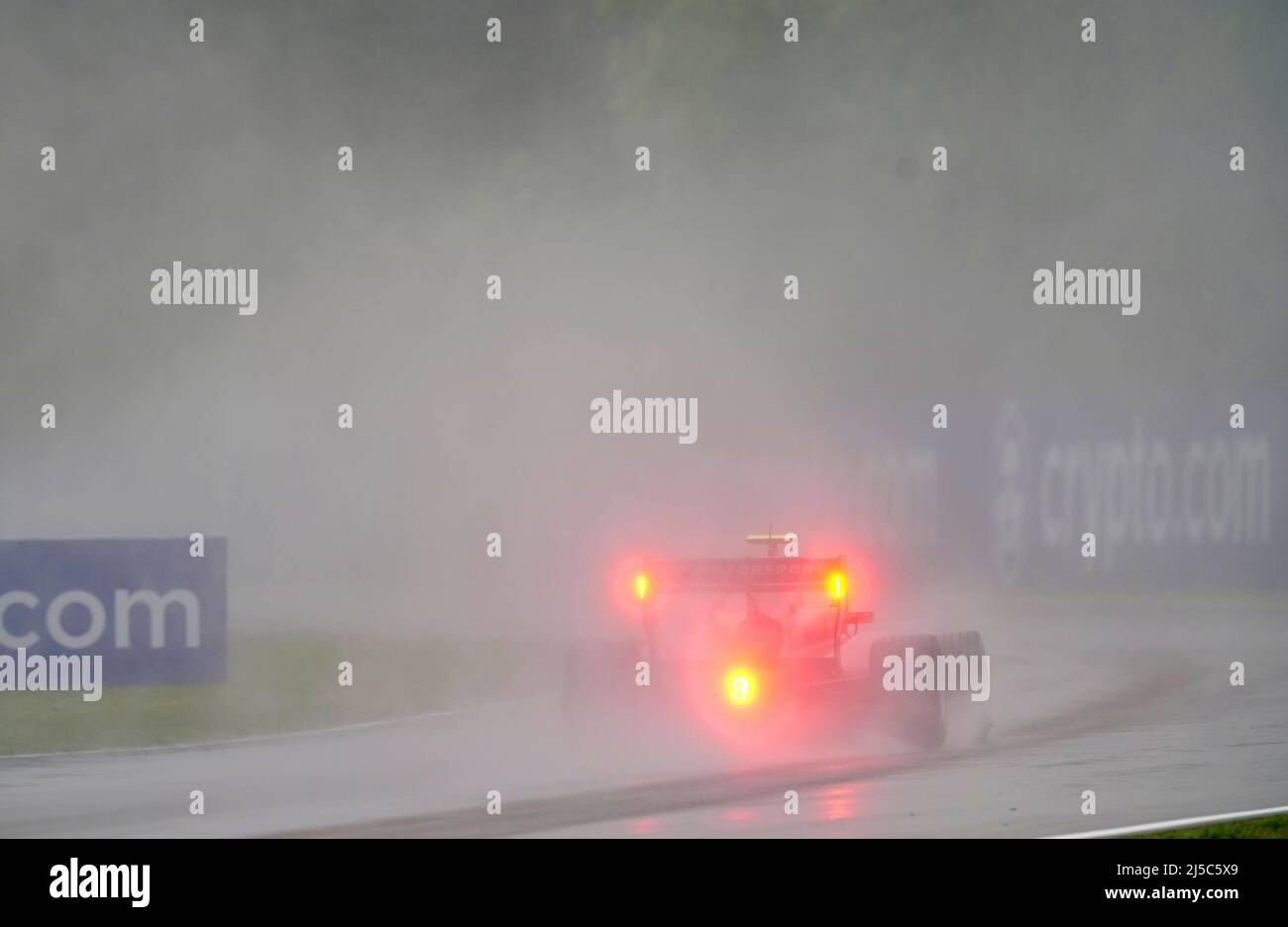 Une voiture freine sous la pluie lors de la session d'entraînement de Formule 3 de la FIA du Grand Prix Emilia Romagna sur le circuit Autodromo Internazionale Enzo e Dino Ferrari en Italie, mieux connu sous le nom d'Imola. Date de la photo: Vendredi 22 avril 2022. Banque D'Images
