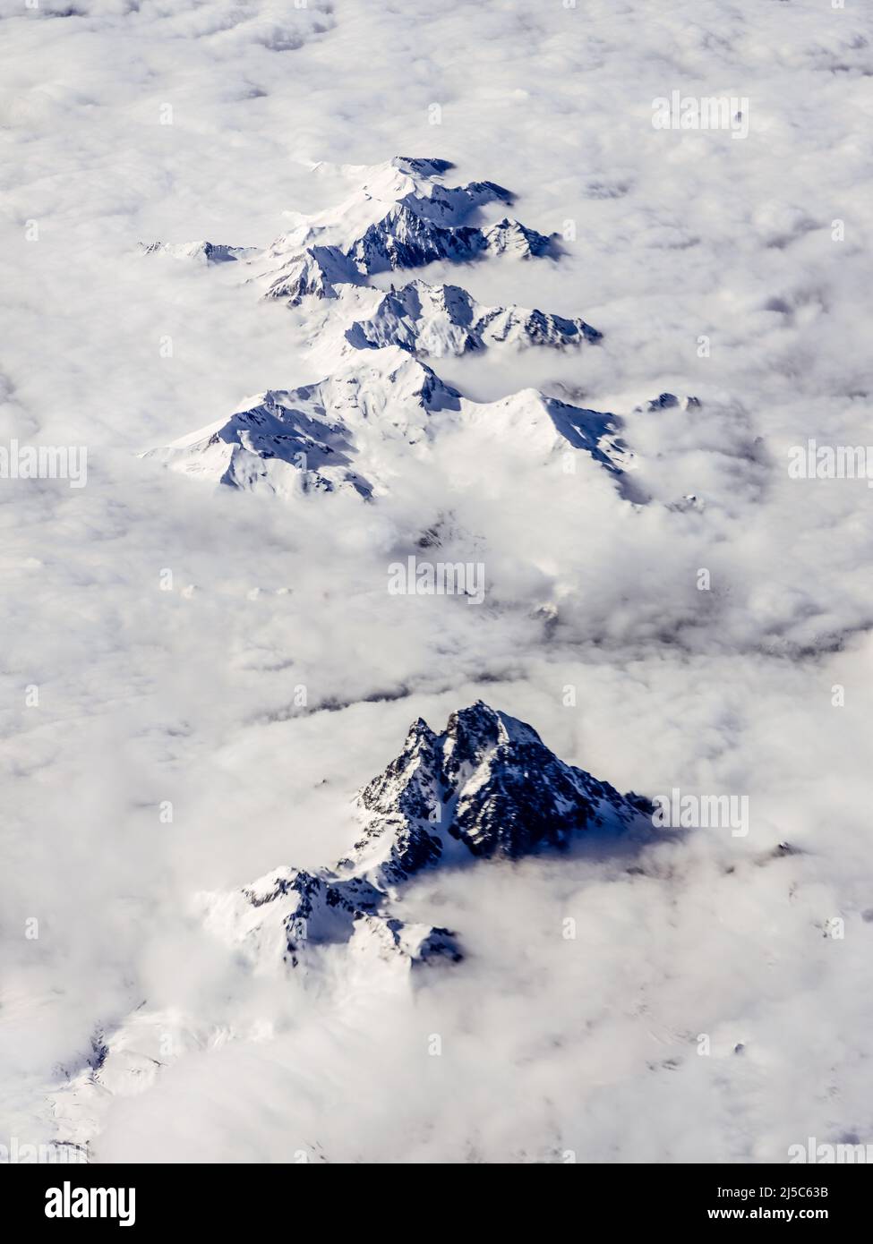 Antenne de montagne 'pic du midi d'Ossau' recouverte d'une couverture de nuages dans la vallée de l'Ossau dans les Pyrénées françaises. Banque D'Images