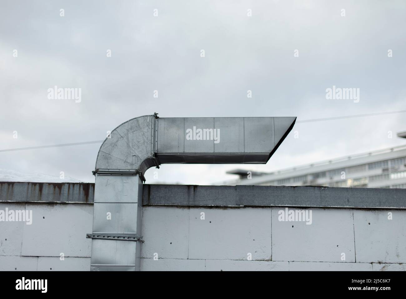 Trou de ventilation dans le bâtiment. Conduit d'air dans le mur. Mine — free download