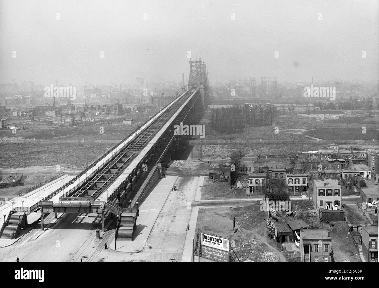 Eugene de Salignac photographie du pont Queensboro de Roof of Bruster Manufacturing Company - 1912. Banque D'Images