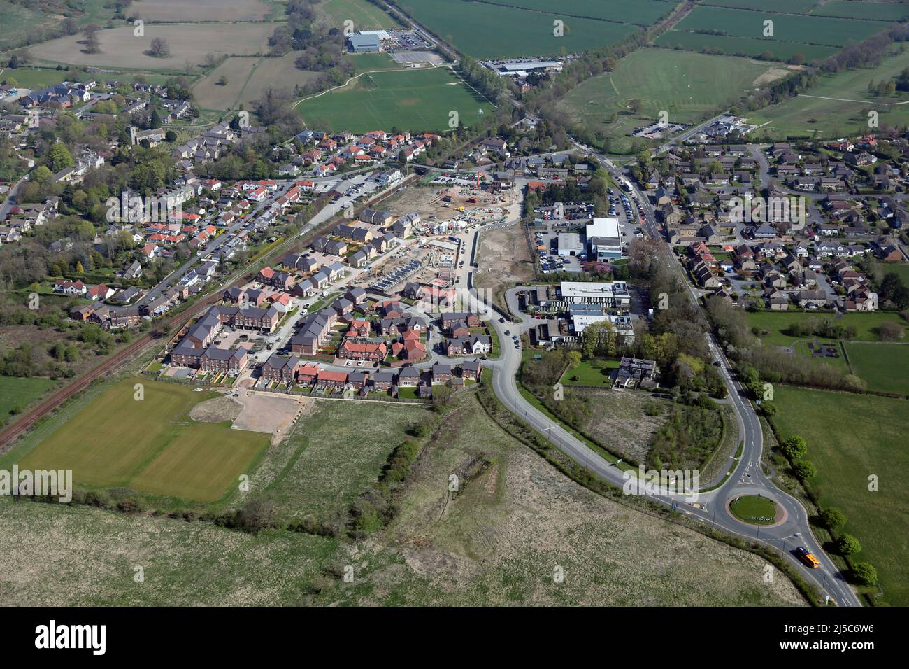 Vue aérienne d'un nouveau développement de logements construit sur le site de l'ancienne usine de Dunlopillow à Pannal, près de Harrogate, North Yorkshire, Royaume-Uni Banque D'Images