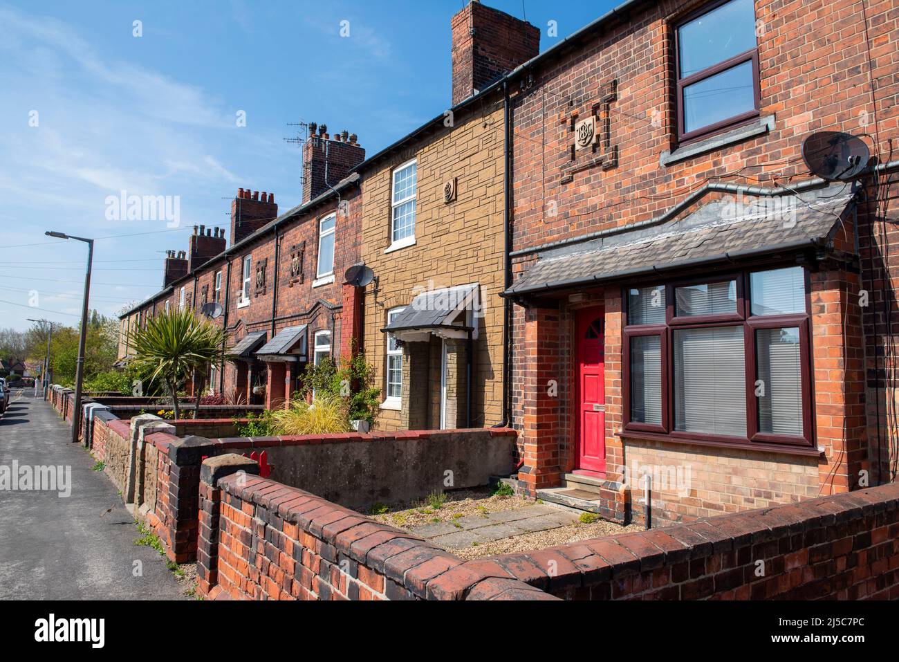 Une rangée de maisons en terrasse sur Park Road à Bestwood, Nottingham Notinghamshire Angleterre Royaume-Uni Banque D'Images