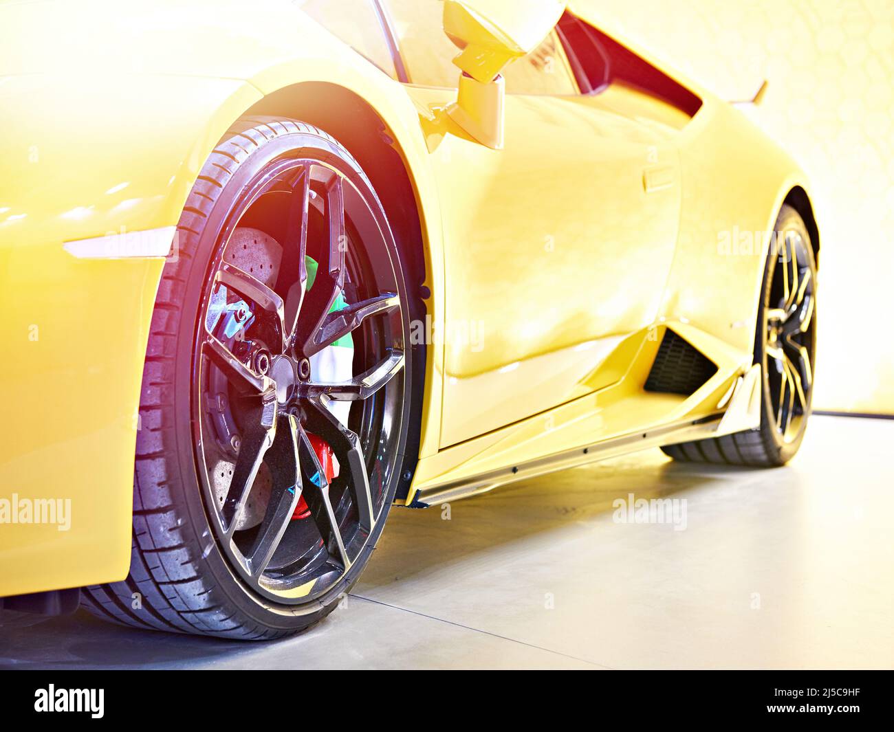 Vue latérale d'une voiture de sport jaune Banque D'Images