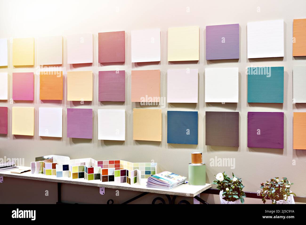 Échantillons de peinture au magasin de quincaillerie Banque D'Images