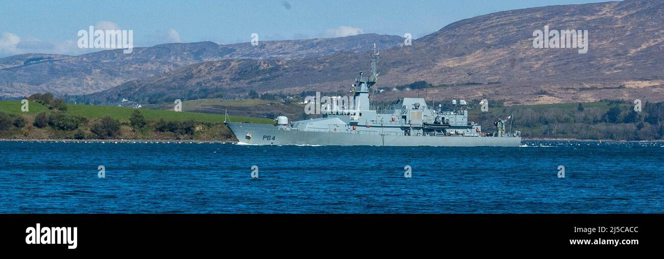 Bantry, West Cork, Irlande, vendredi 22 avril 2022; le navire de service naval irlandais, le Lé George Bernard Shaw, est arrivé à Bantry dans un climat agréable et ensoleillé. Le navire, qui, il y a seulement un mois, avait un marin blessé au décollage de la RNLI à Castletownbere, a été mis en service le 30 2019 avril. Le Service naval irlandais est à la recherche de 200 recrues pour rejoindre leurs rangs. Credit ; ED/Alay Live News Banque D'Images