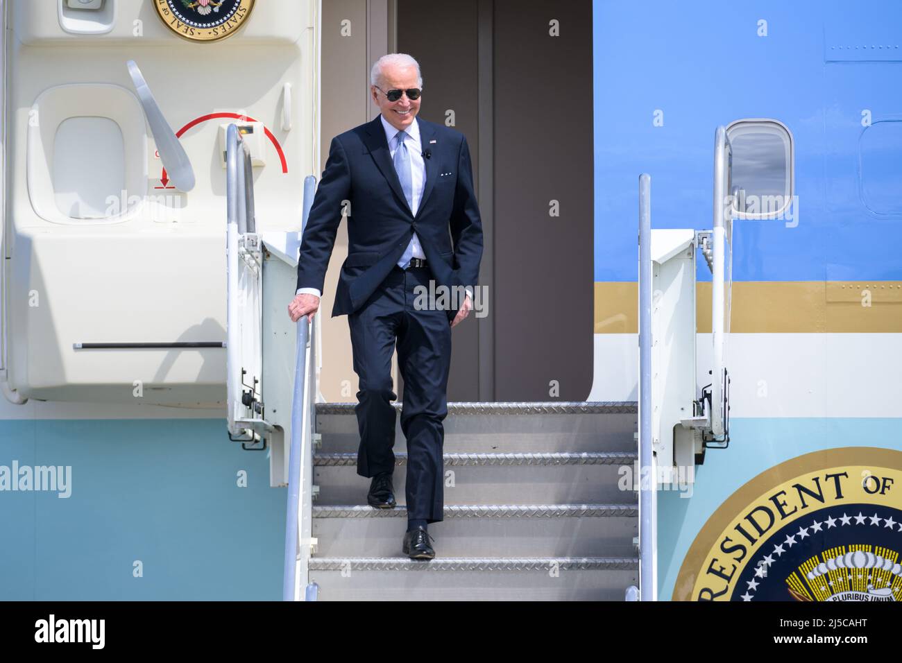 LE président AMÉRICAIN Joe Biden est vu débarquer de l'Air Force One à l'aéroport international de Portland. Le président Joe Biden s'est rendu à Portland pour parler de l'infrastructure et assister à une collecte de fonds au Portland Yacht Club à Portland, Oregon, États-Unis, le 21 avril 2022. (Photo de Mathieu Lewis-Rolland/Sipa USA) Banque D'Images