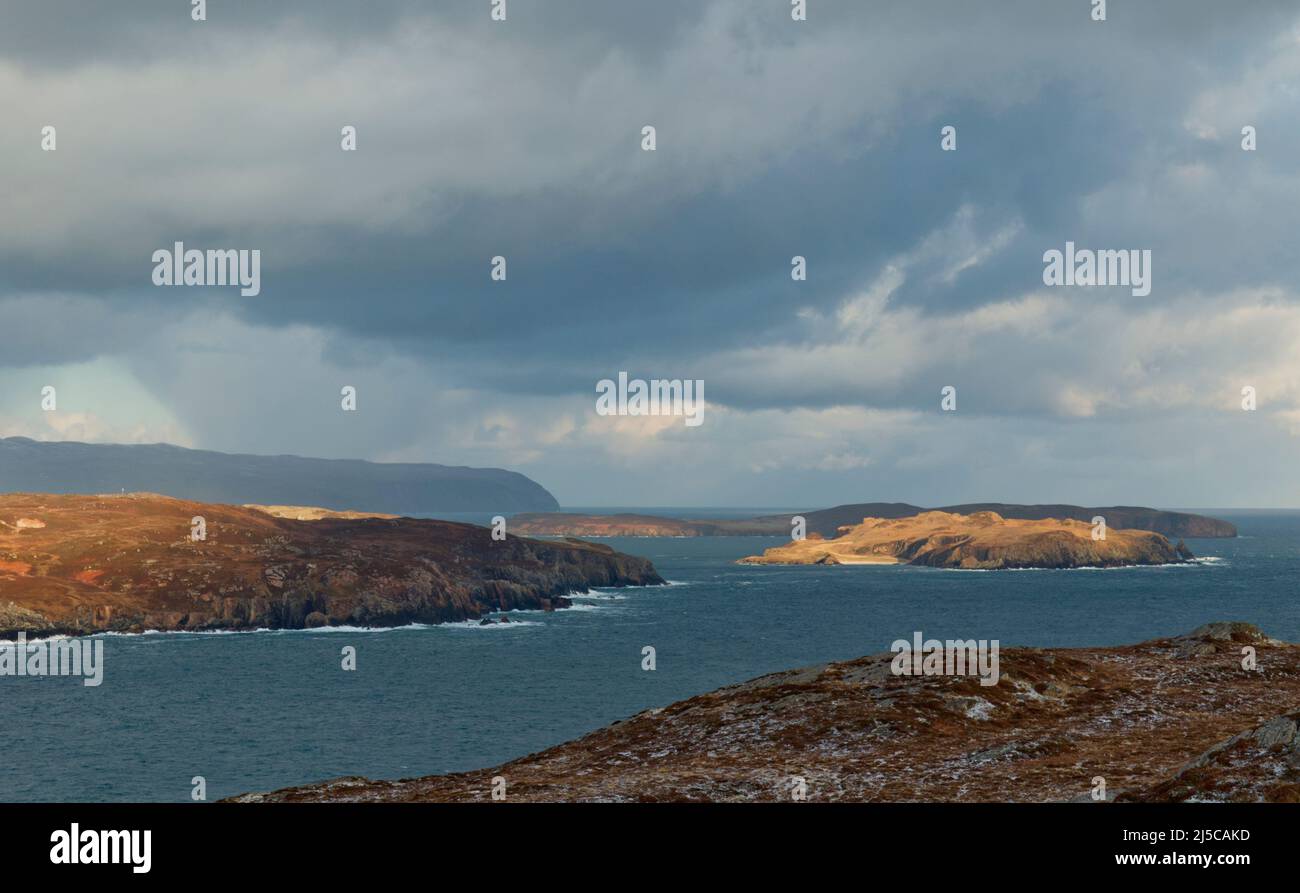 Île de Neave et côte sauvage près de la baie de Torrisdale, Sutherland Banque D'Images