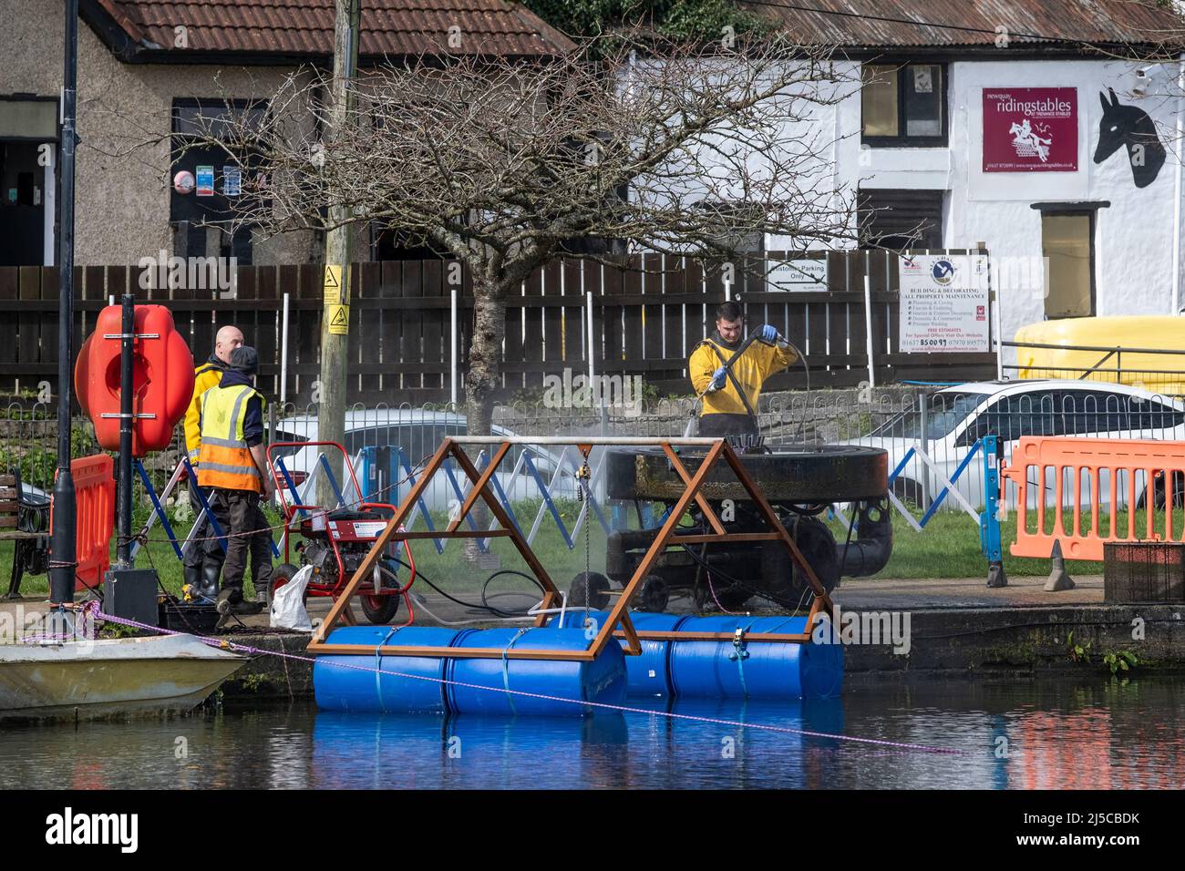 Travailleurs effectuant des travaux d'entretien sur une fontaine du lac Trenance Boating à Newquay, en Cornwall, au Royaume-Uni. Banque D'Images