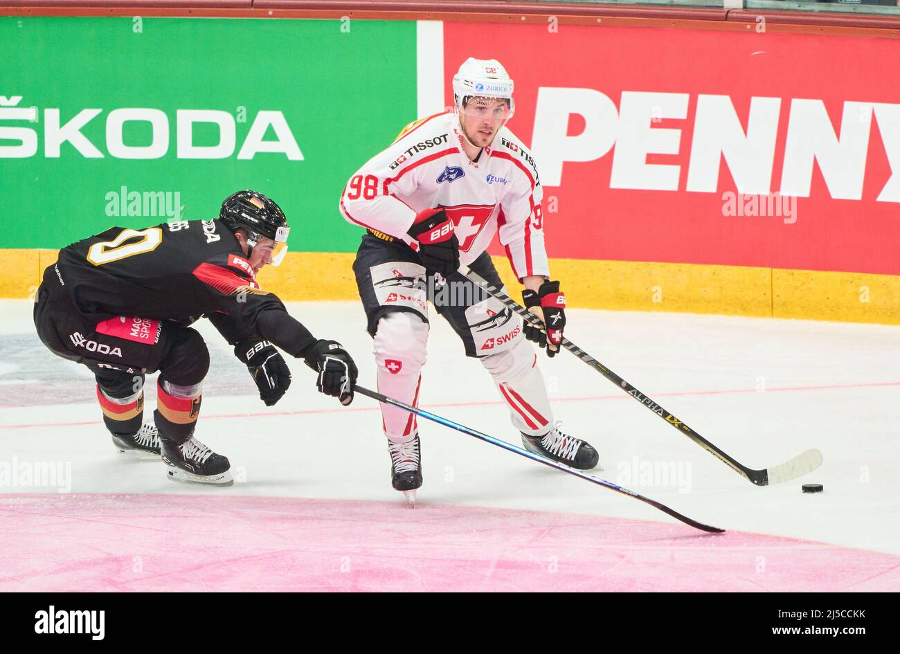 Rosenheim, Allemagne. 21st avril 2022. Marco MIRANDA, SUI 98 concourir, lutte pour le palet contre, Johannes Huss Nr.70 de l'Allemagne au match ALLEMAGNE - SUISSE 4-2 match amical DEB HOCKEY SUR GLACE, Championnat du monde 2022 préparation à Rosenheim Allemagne, April21, 2022, saison 2021/2022, Schweiz, © Peter Schatz / Alamy Live News crédit: Peter Schatz/Alamy Live News Banque D'Images