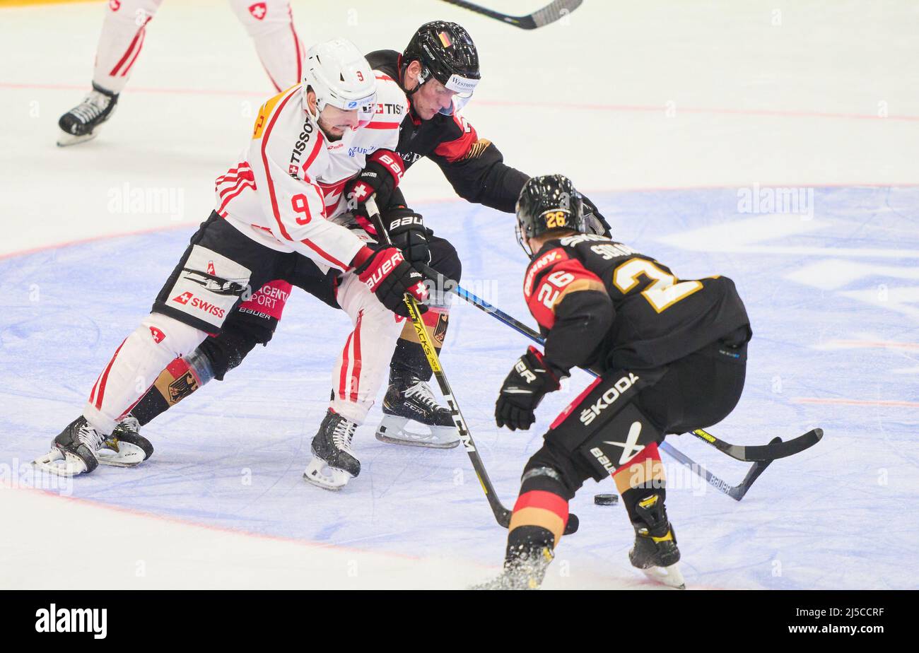 Rosenheim, Allemagne. 21st avril 2022. Johannes Huss Nr.70 d'Allemagne concurrence, lutte pour le palet contre, Damien Riat, SUI 9 au match ALLEMAGNE - SUISSE 4-2 match amical DEB HOCKEY SUR GLACE, Championnat du monde 2022 préparation à Rosenheim Allemagne, April21, 2022, saison 2021/2022, Schweiz, © Peter Schatz / Alamy Live News crédit: Peter Schatz/Alamy Live News Banque D'Images