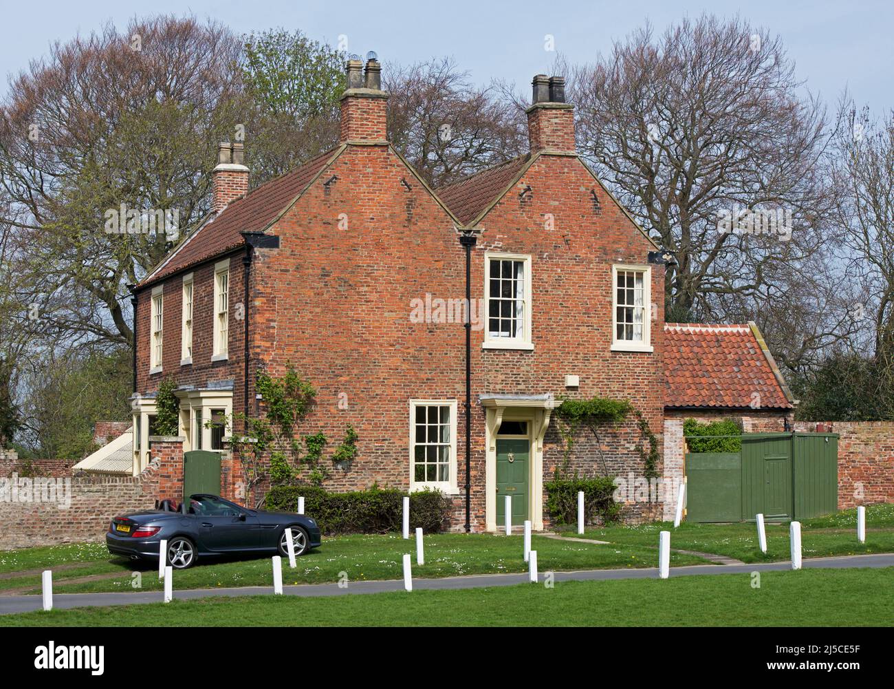 Maison à Hedon, avec voiture garée, East Yorkshire, Angleterre Royaume-Uni Banque D'Images