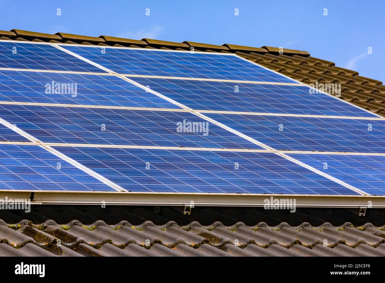 Panneaux solaires d'un système PV sur le toit d'une maison privée en Allemagne Banque D'Images