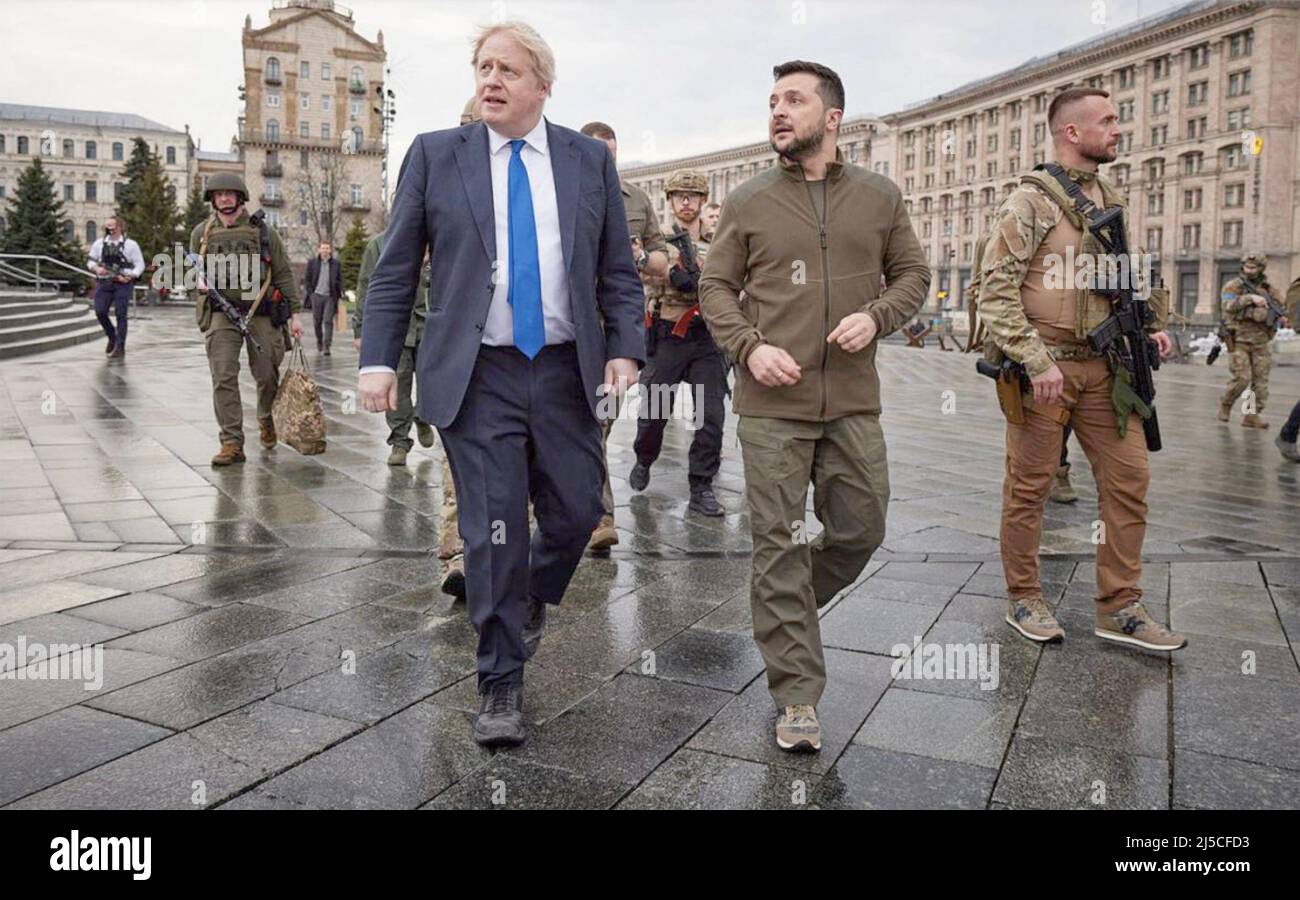 BORIS JOHNSON, Premier ministre britannique avec le président ukrainien Volodimir Zelensky à Kiev, le 9 avril 2022. Photo: Bureau du Président ukrainien Banque D'Images