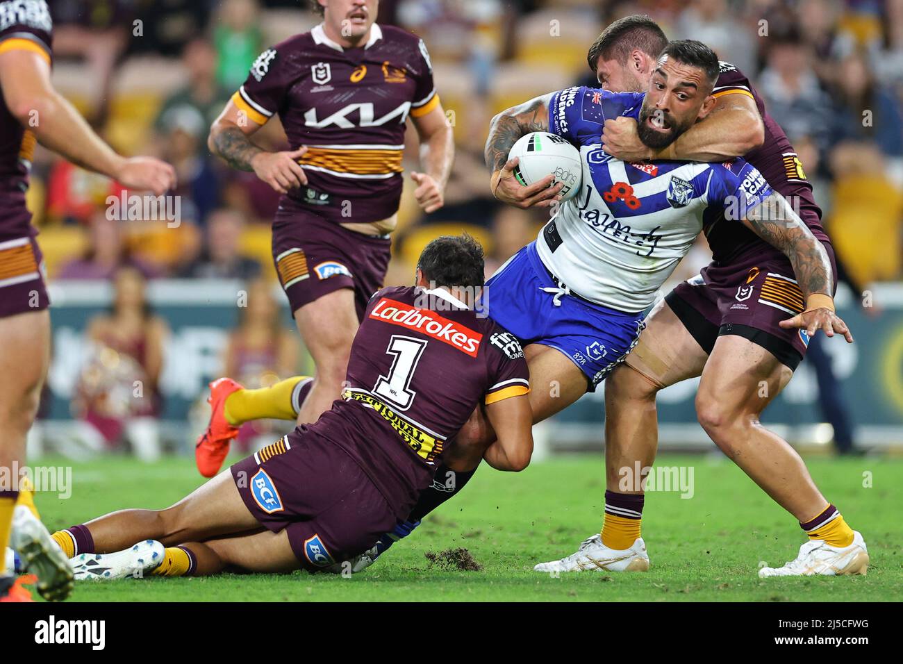 Brisbane, Australie. 22nd avril 2022. Paul Vaughan des Bulldogs de Canterbury-Bankstown est abordé Credit: Nouvelles Images /Alamy Live News Banque D'Images