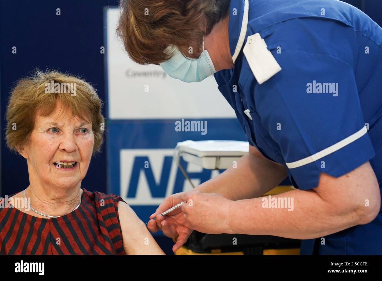 RETRANSMISE CORRIGEANT L'ÂGE DE 91 À 92 Margaret Keenan, 92 ans, reçoit son coup de rappel de printemps Covid-19 à l'hôpital universitaire de Coventry. Mme Keenan, connue sous le nom de Maggie, a été la première patiente du Royaume-Uni à recevoir le vaccin Pfizer/BioNtech Covid-19. Date de la photo: Vendredi 22 avril 2022. Banque D'Images