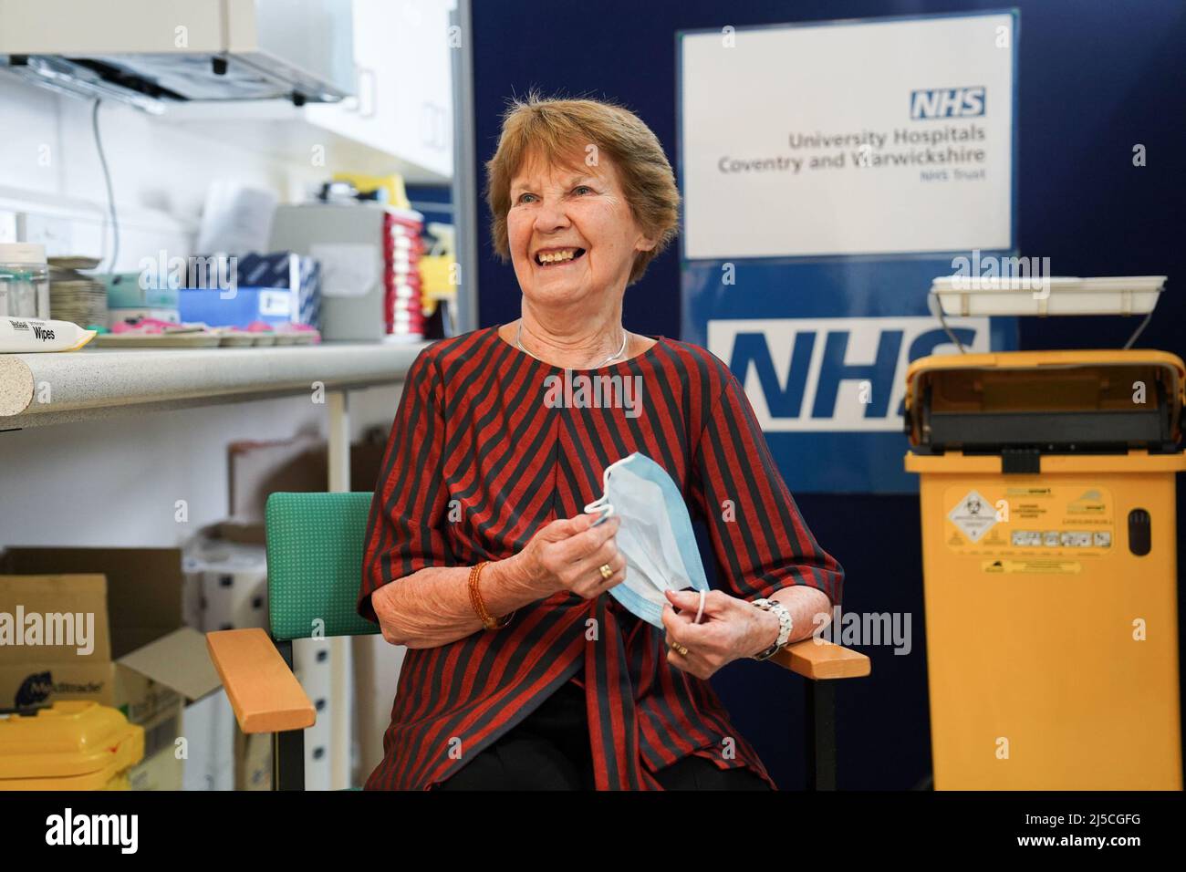 RETRANSMISE CORRIGEANT L'ÂGE DE 91 À 92 Margaret Keenan, 92 ans, arrive à recevoir sa dose de rappel Covid-19 de printemps à l'hôpital universitaire de Coventry. Mme Keenan, connue sous le nom de Maggie, a été la première patiente du Royaume-Uni à recevoir le vaccin Pfizer/BioNtech Covid-19. Date de la photo: Vendredi 22 avril 2022. Banque D'Images