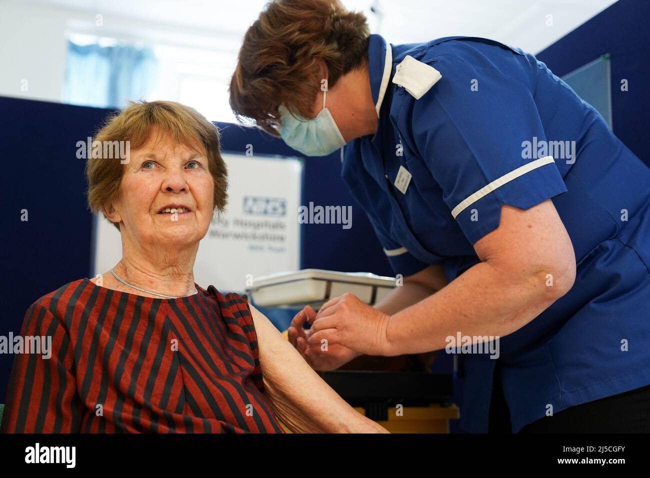 RETRANSMISE CORRIGEANT L'ÂGE DE 91 À 92 Margaret Keenan, 92 ans, reçoit son coup de rappel de printemps Covid-19 à l'hôpital universitaire de Coventry. Mme Keenan, connue sous le nom de Maggie, a été la première patiente du Royaume-Uni à recevoir le vaccin Pfizer/BioNtech Covid-19. Date de la photo: Vendredi 22 avril 2022. Banque D'Images