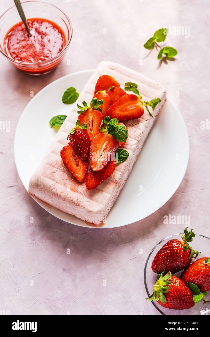 Dessert italien aux fraises Semifreddo avec sauce - dessert froid comme une glace Banque D'Images