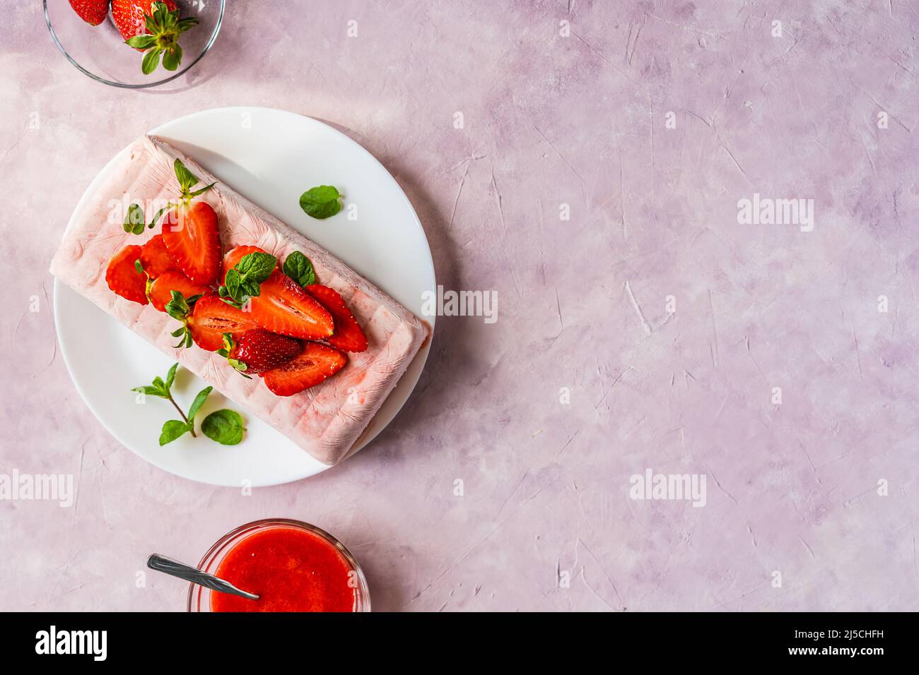 Dessert italien aux fraises Semifreddo avec sauce - dessert froid comme une glace. Copier l'espace Banque D'Images