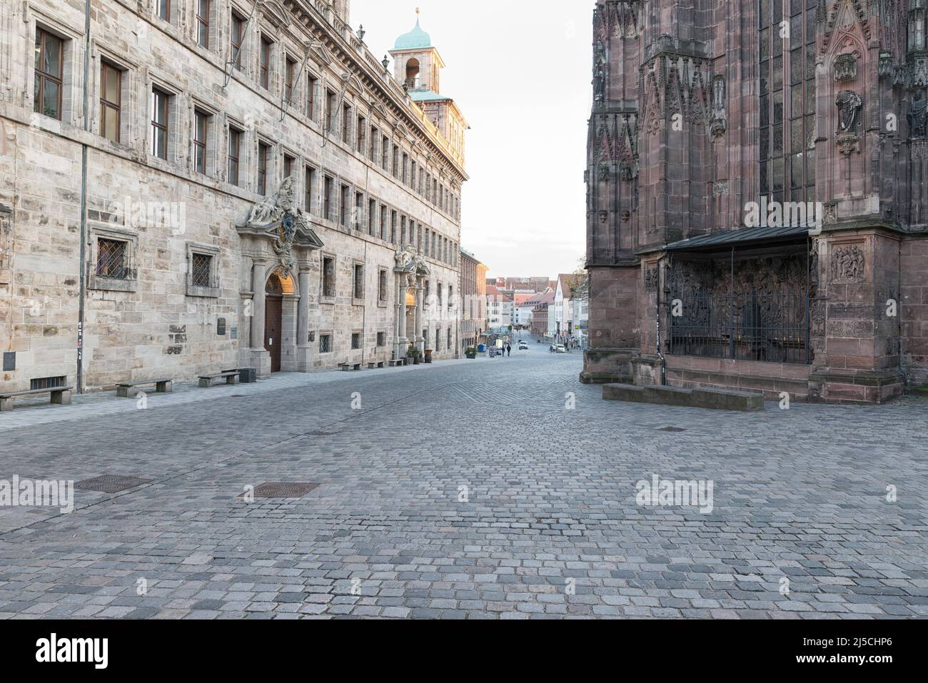 Vue sur l'ancien hôtel de ville (à gauche) et l'église Sebaldus (à droite) en direction du marché principal. En raison des restrictions de sortie, seuls quelques passants sont sur la route. [traduction automatique] Banque D'Images
