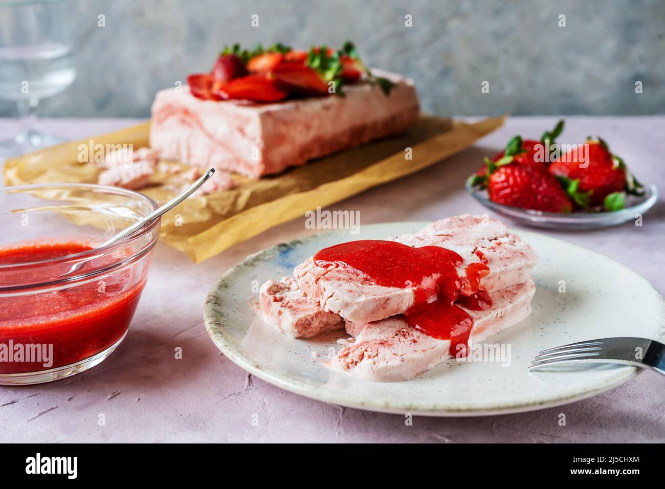 Dessert italien aux fraises Semifreddo avec sauce - dessert froid comme une glace. Mise au point sélective Banque D'Images