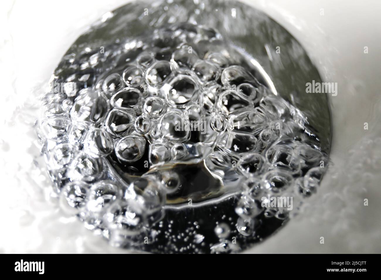 Berlin, DEU, 16.05.20 - de l'eau douce coule dans un évier. [traduction automatique] Banque D'Images