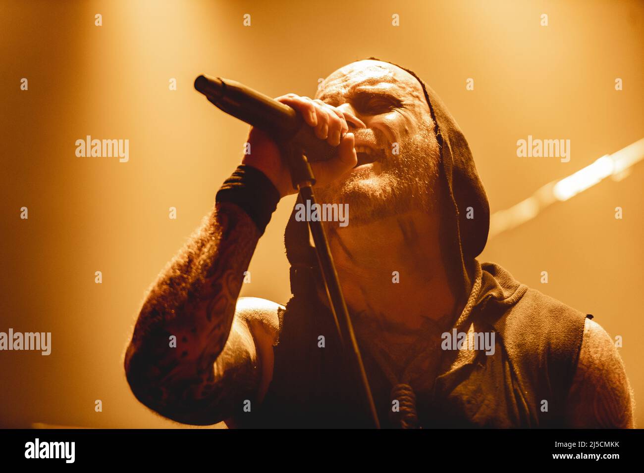 Copenhague, Danemark. 21st avril 2022. Le groupe irlandais Primordial de métal extrême joue un concert à Pumpehuset à Copenhague. Ici, le chanteur Alan Averill a.k.a. A.A. Nemtheanga est vu en direct sur scène. (Crédit photo : Gonzales photo/Alamy Live News Banque D'Images